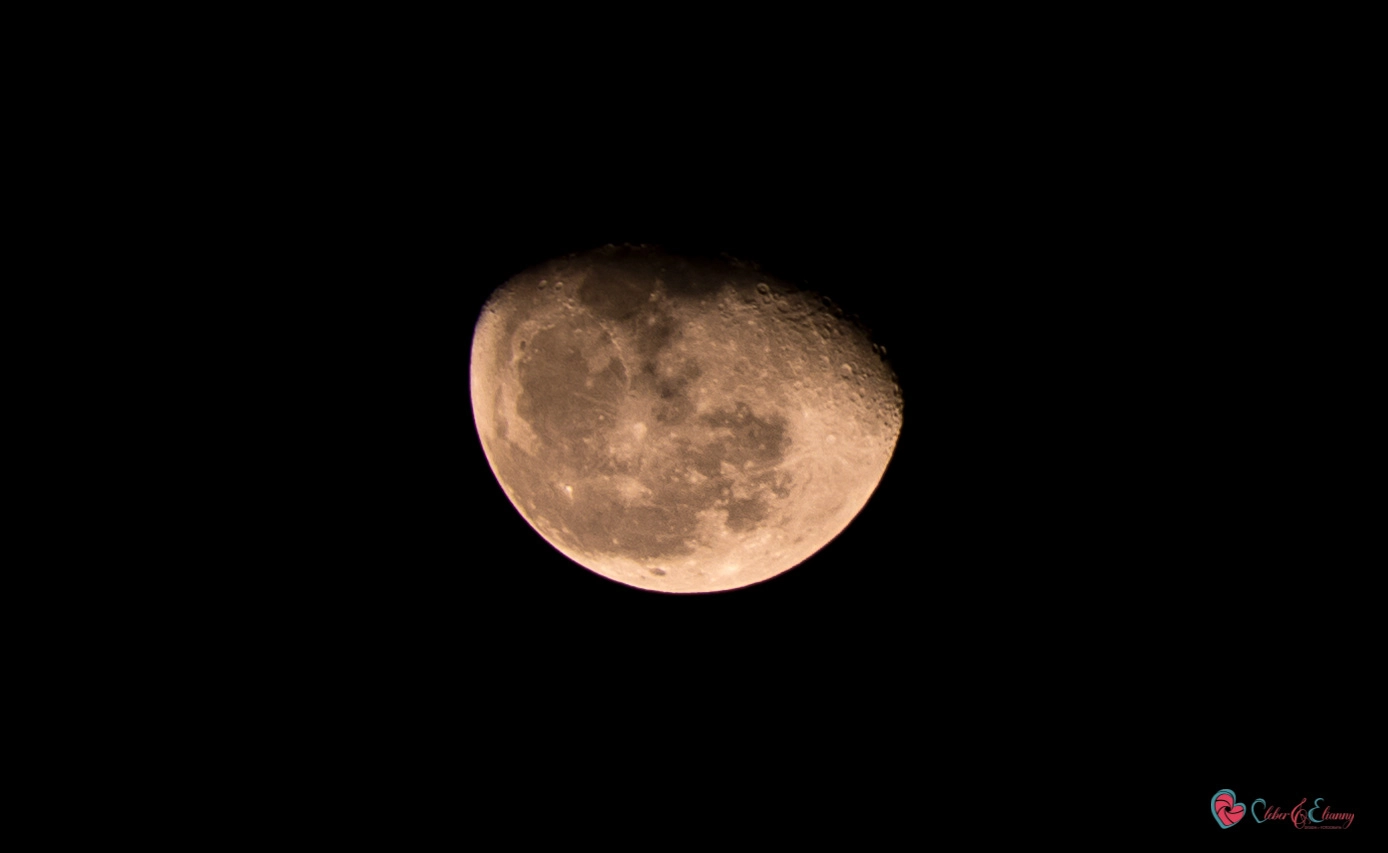 Samsung NX300M + Samsung NX 50-200mm F4-5.6 ED OIS sample photo. Moon photography