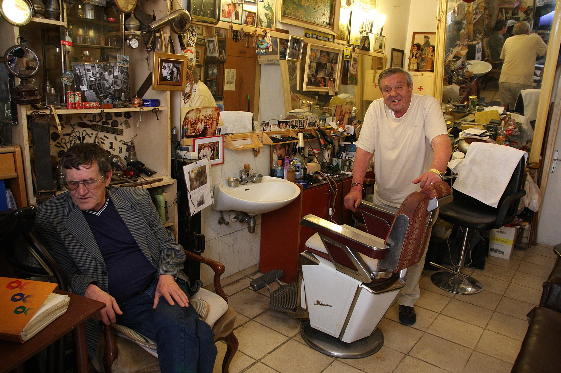 Canon EOS 40D sample photo. Some of the last locals in the old town photography