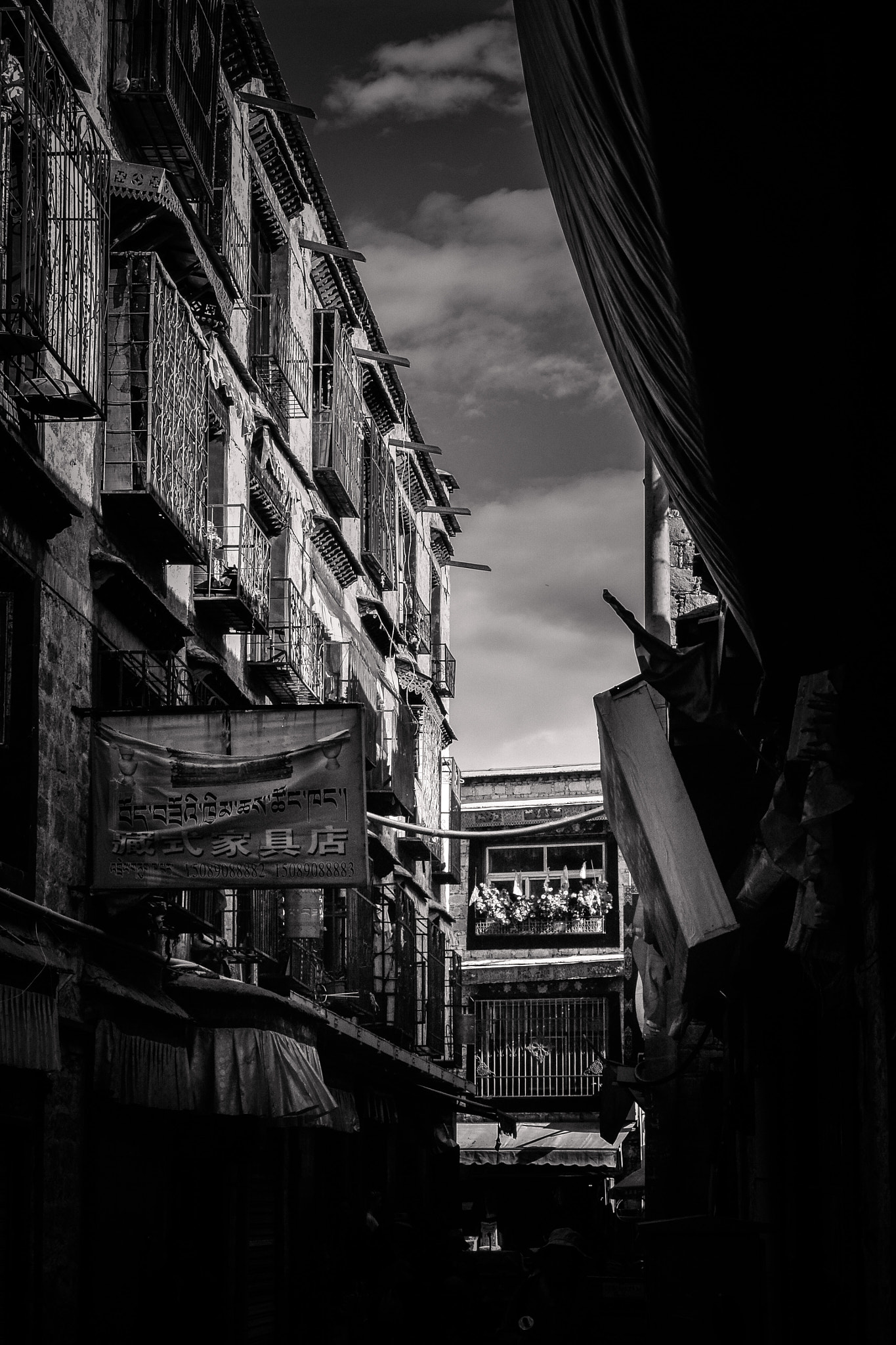 Nikon 1 Nikkor VR 30-110mm F3.8-5.6 sample photo. Laneway sky photography