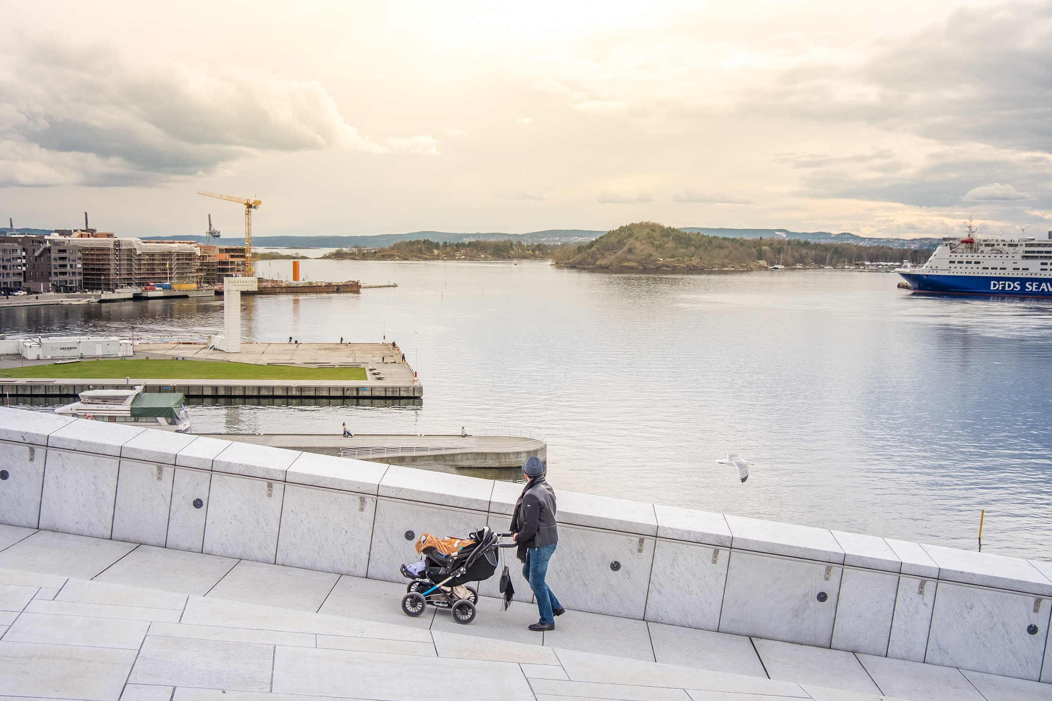 Fujifilm X-E2 + Fujifilm XF 18-135mm F3.5-5.6 R LM OIS WR sample photo. On the top of oslo opera house photography