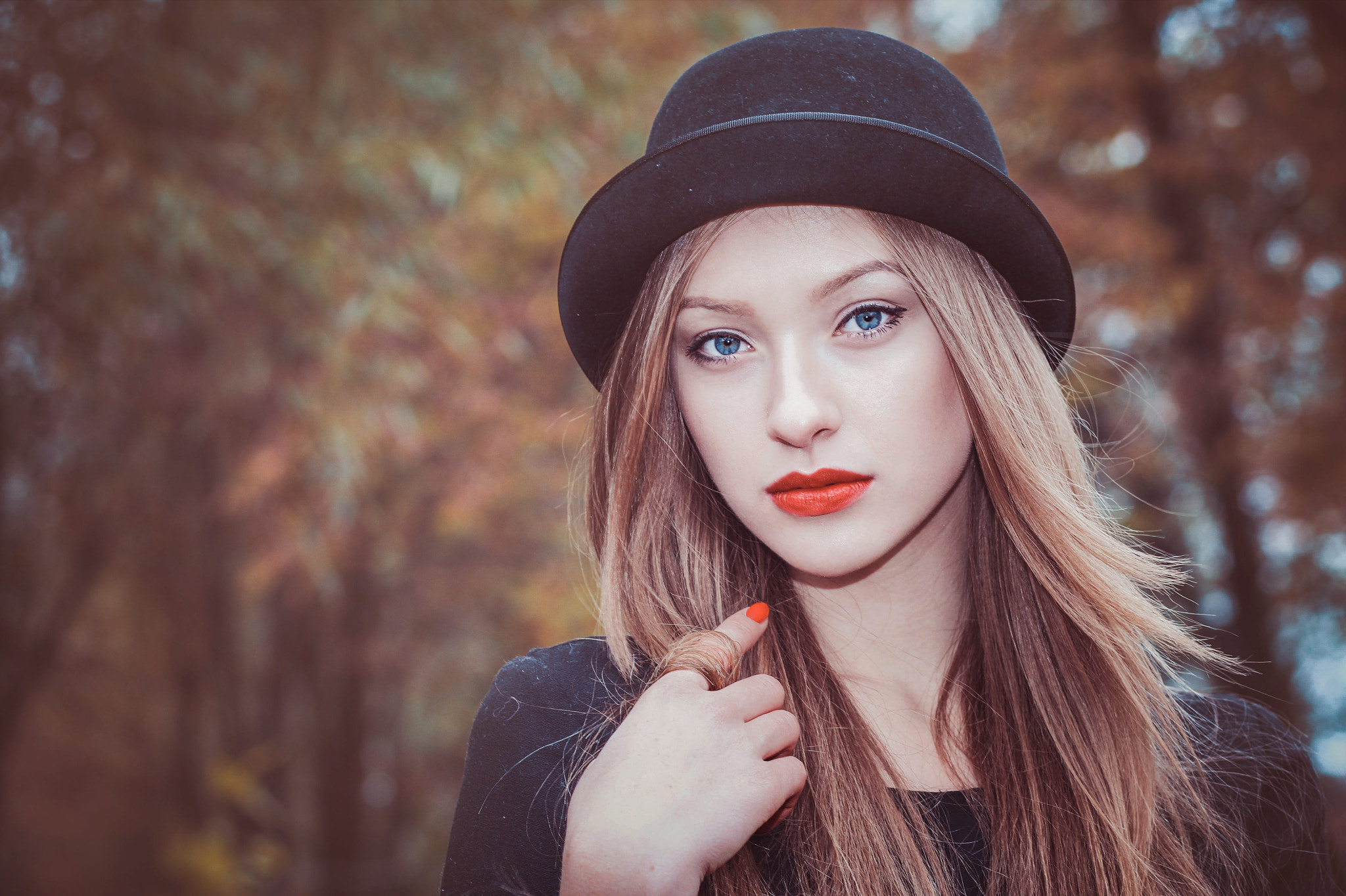 Canon EOS 650D (EOS Rebel T4i / EOS Kiss X6i) + Canon EF 85mm F1.8 USM sample photo. Girl in autumn. photography