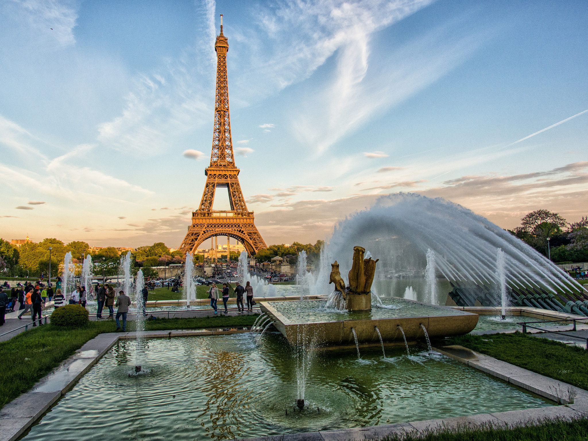 Panasonic Lumix G X Vario 12-35mm F2.8 ASPH Power OIS sample photo. Golden hour on the trocadéro photography