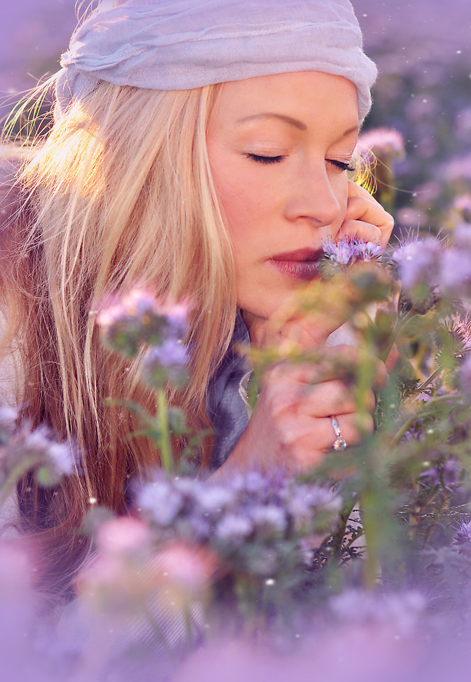 Nikon D5000 + Nikon AF-S Nikkor 50mm F1.4G sample photo. Anna in a field of flowers photography