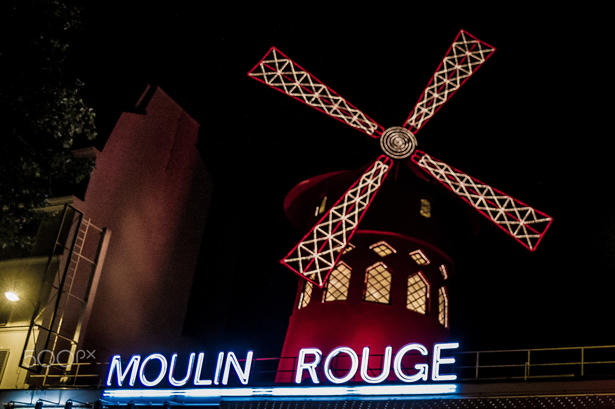 Le quartier du moulin rouge by night