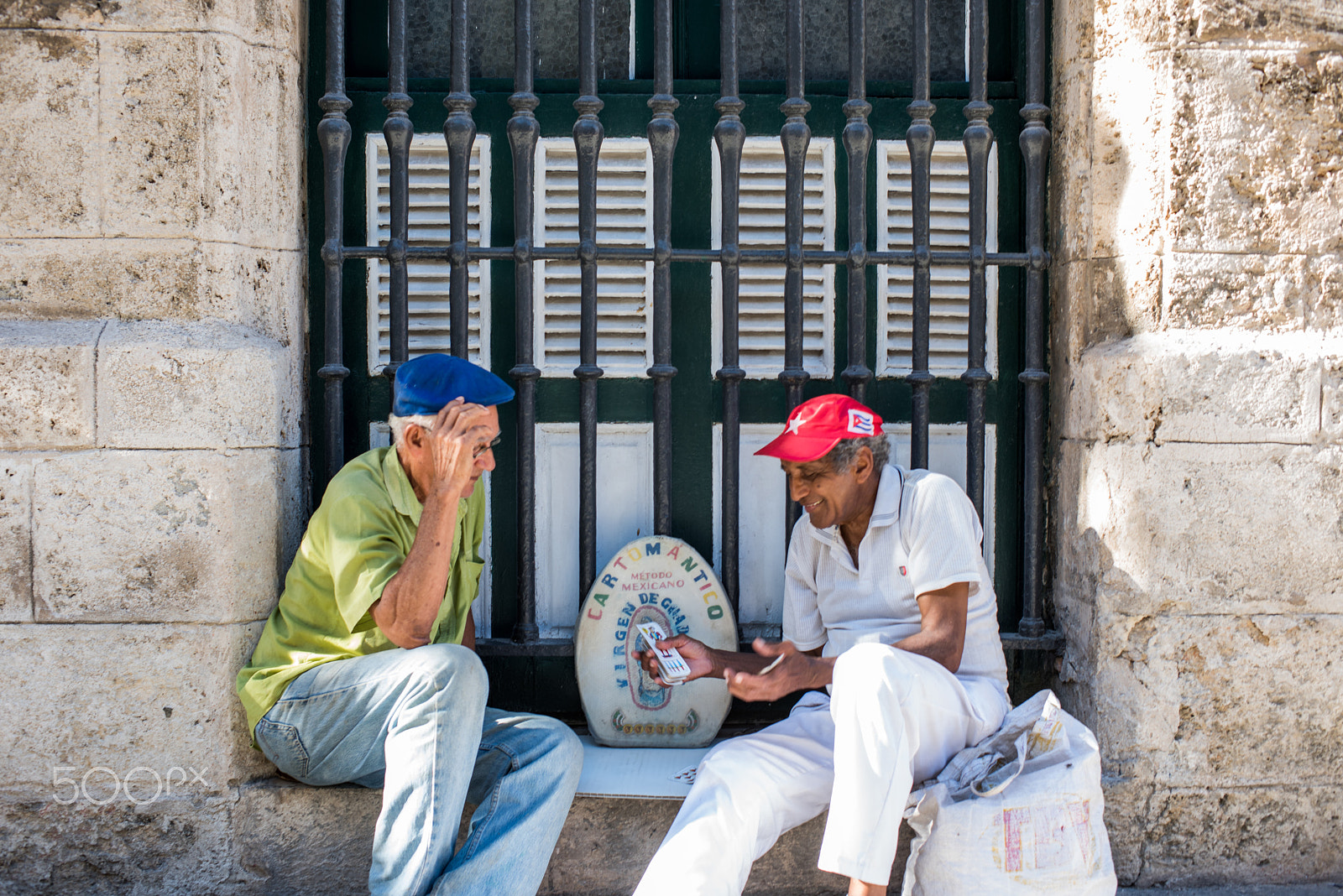 Nikon D810 + Nikon AF-S Nikkor 35mm F1.4G sample photo. Getting a tarot card reading in havana cuba photography