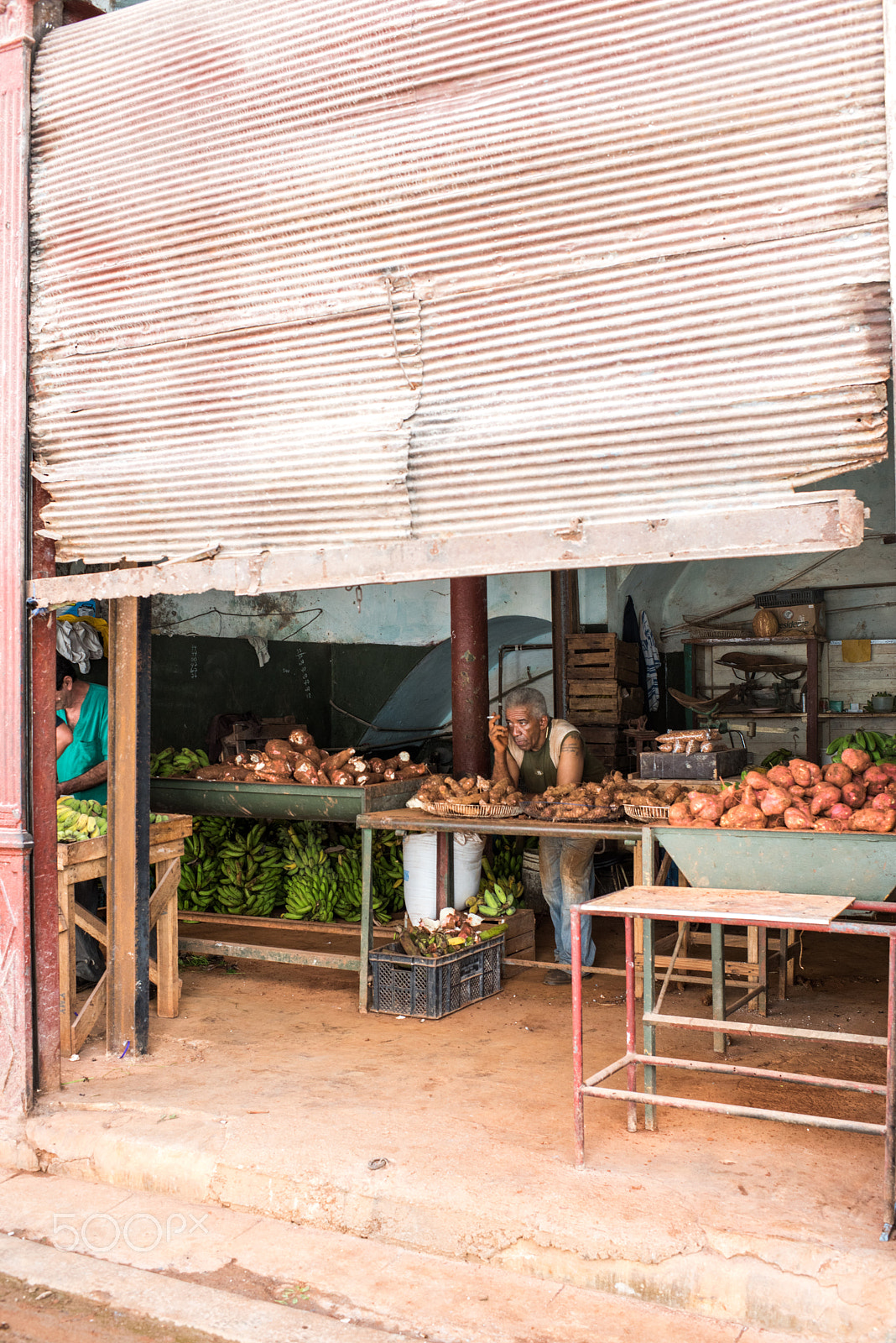 Nikon D810 + Nikon AF-S Nikkor 35mm F1.4G sample photo. Food market in havana cuba photography