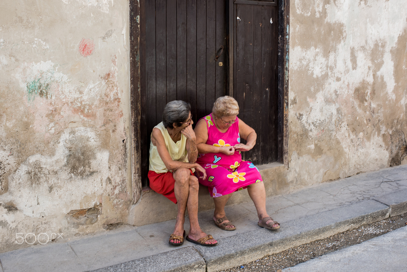 Nikon D810 + Nikon AF-S Nikkor 35mm F1.4G sample photo. Catching up with a friend havana cuba photography