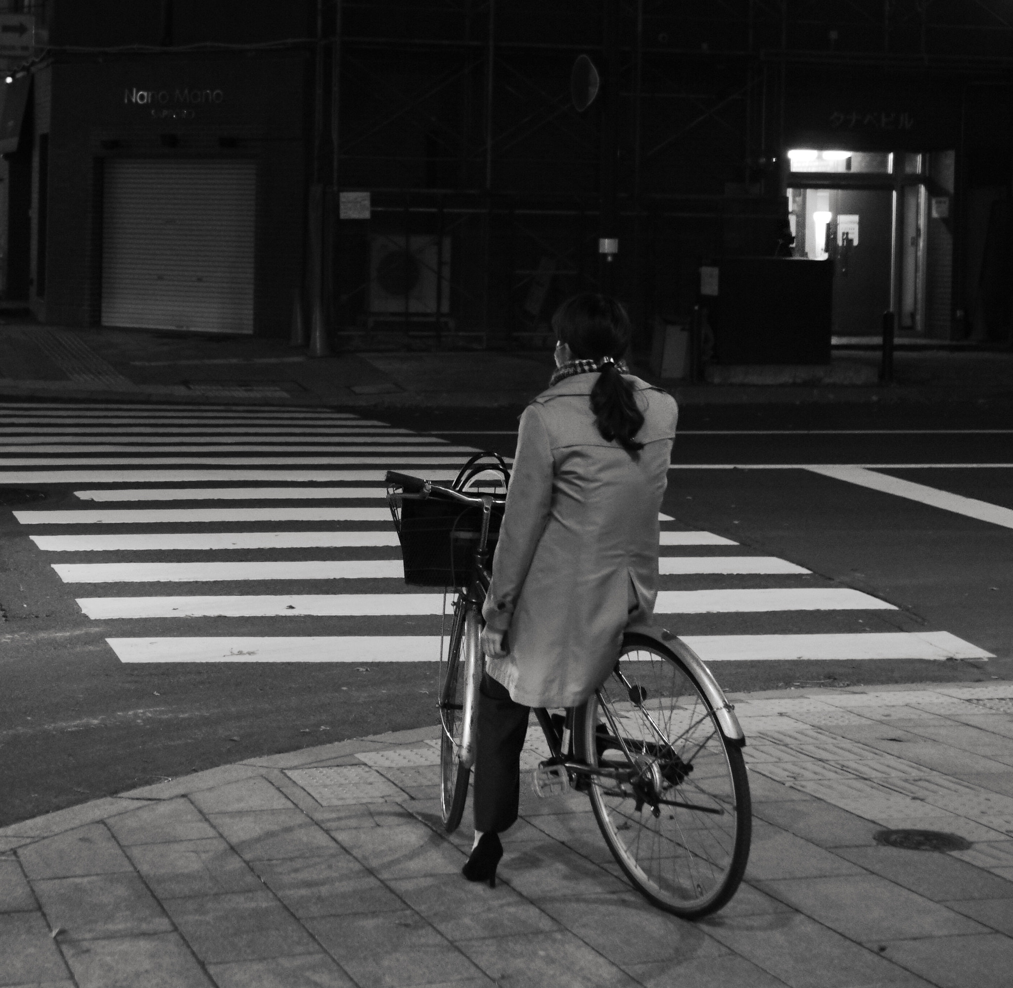 Sony a6000 + Sony Sonnar T* E 24mm F1.8 ZA sample photo. Bicycle commute photography