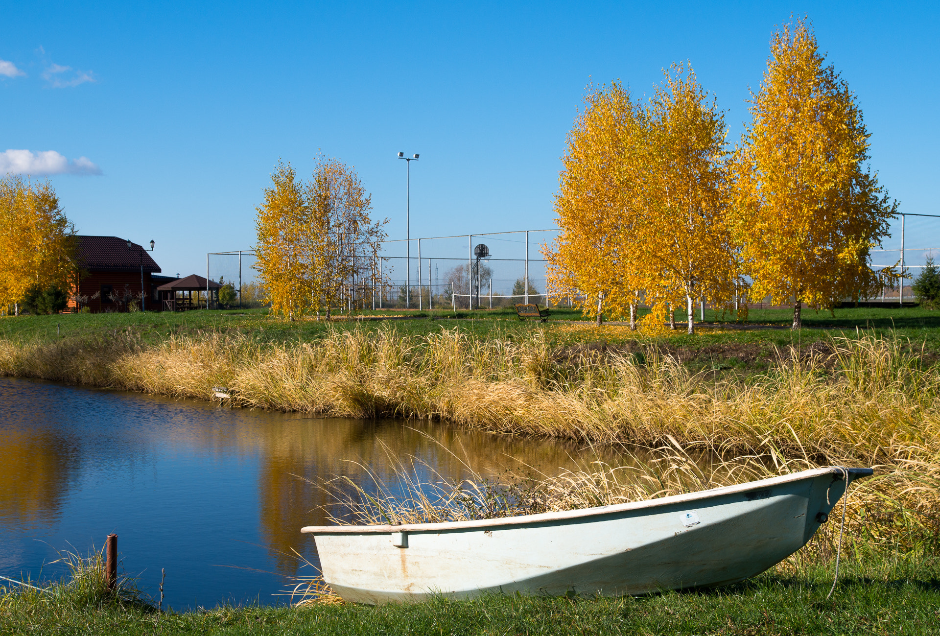 Pentax K-5 IIs + Sigma AF 10-20mm F4-5.6 EX DC sample photo. A boat to autumn photography