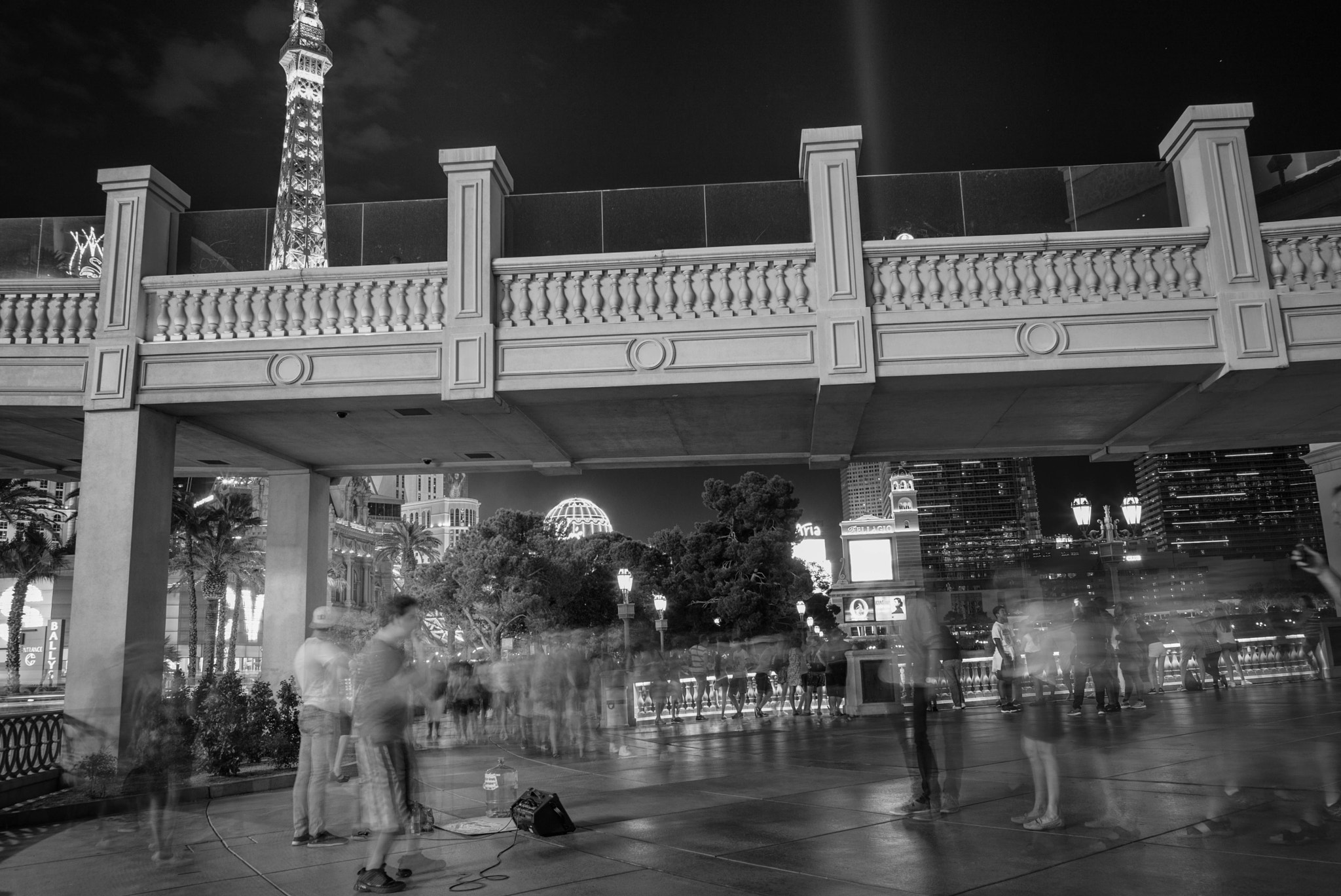 Leica Elmarit-M 28mm F2.8 ASPH sample photo. Artist at night photography