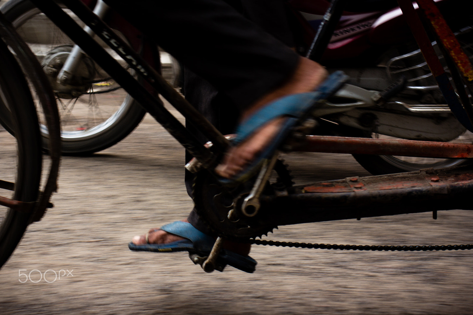 Canon EOS 60D + Canon EF 35mm F2 IS USM sample photo. Rickshaw driver detail photography