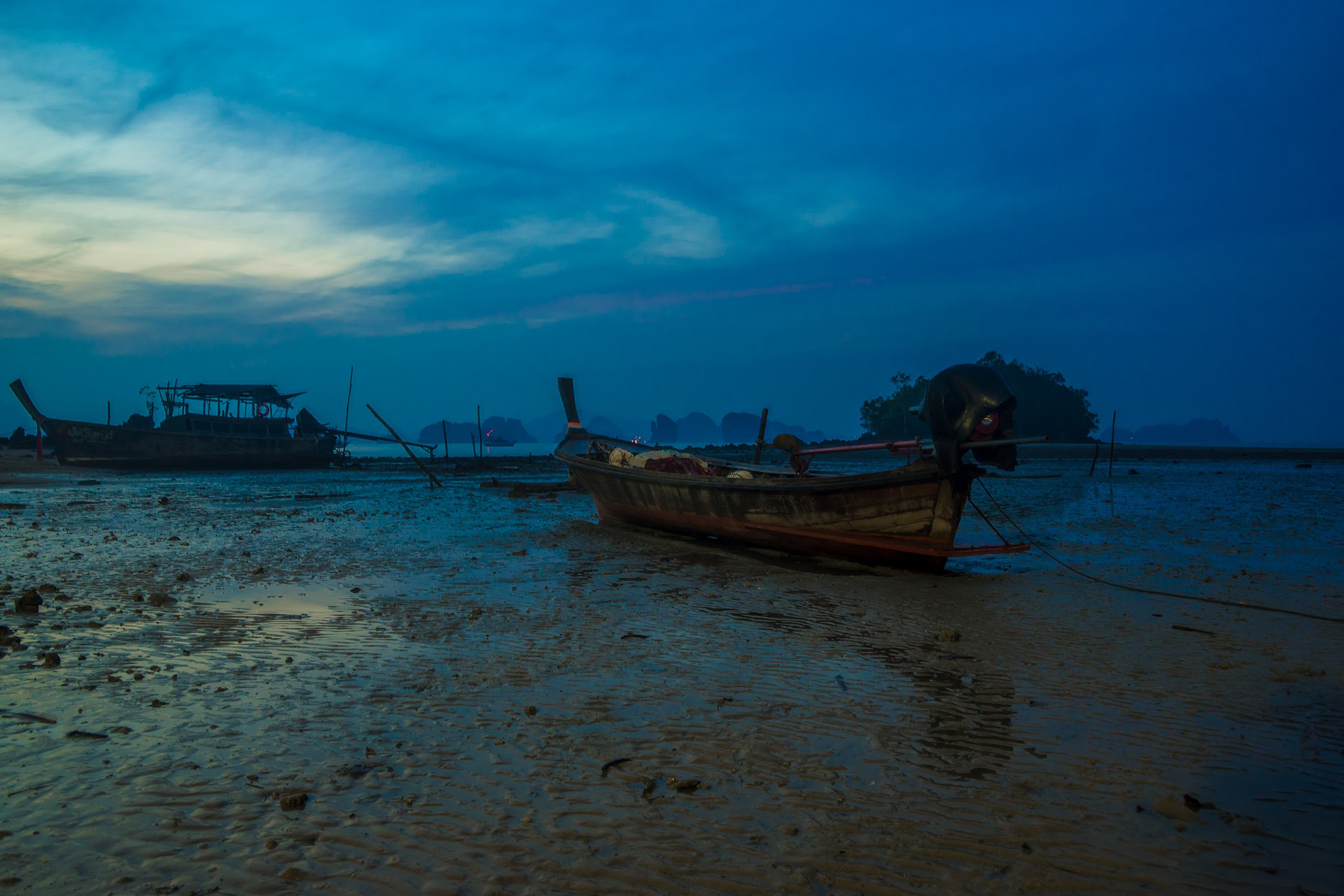 Sony a99 II + Sony 28-75mm F2.8 SAM sample photo. Waiting for the flood photography