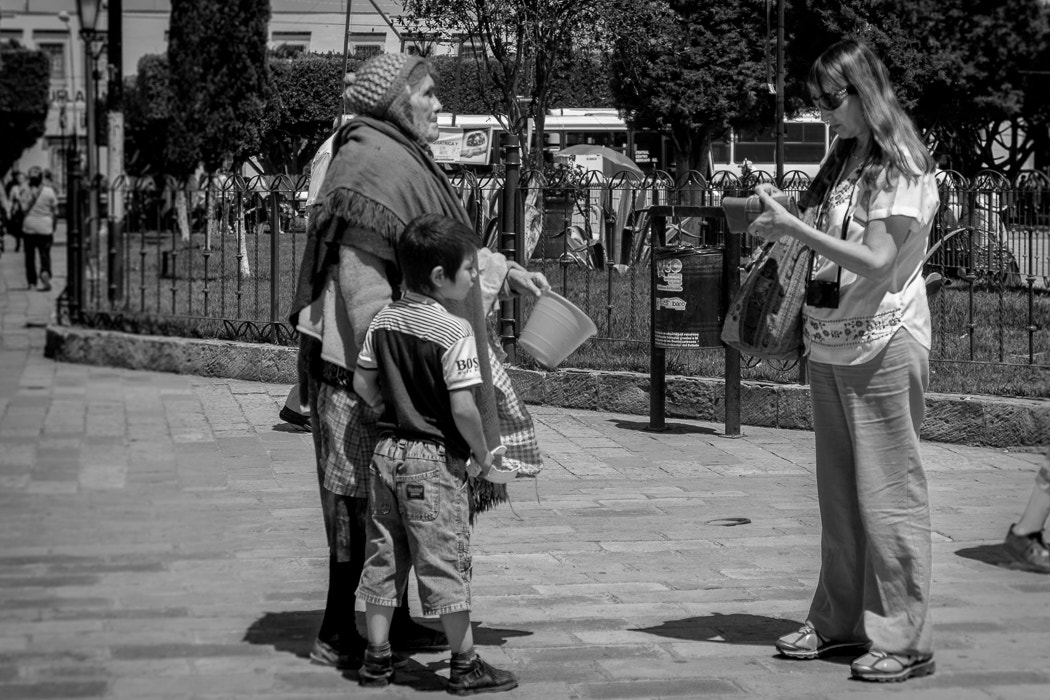 Sony SLT-A65 (SLT-A65V) sample photo. “- vámonos al otro templo, abuelita”. photography
