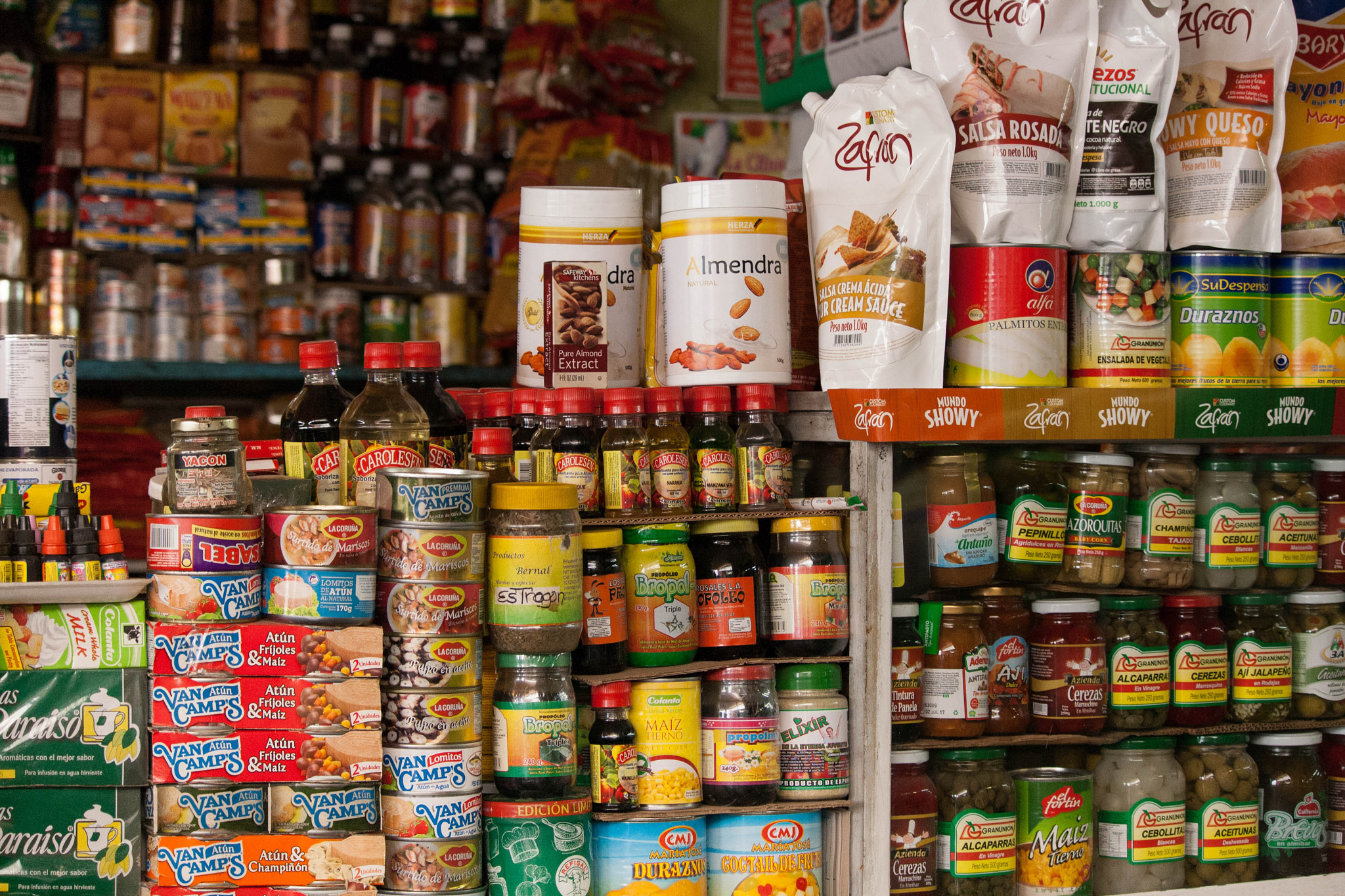 Canon EOS 1000D (EOS Digital Rebel XS / EOS Kiss F) sample photo. Colombian local market photography