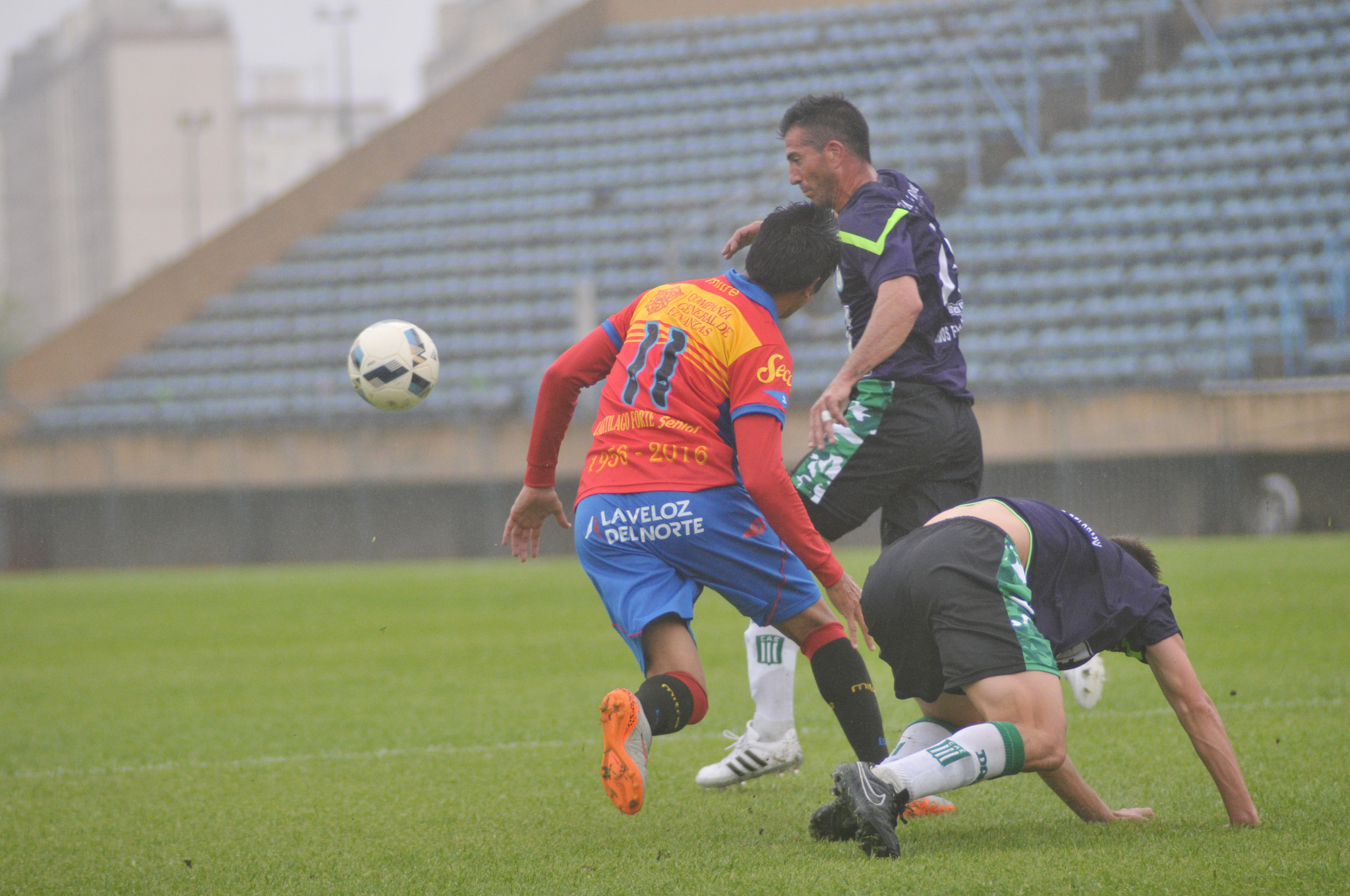 AF Zoom-Nikkor 80-200mm f/2.8 ED sample photo. Español vs excursionistas photography