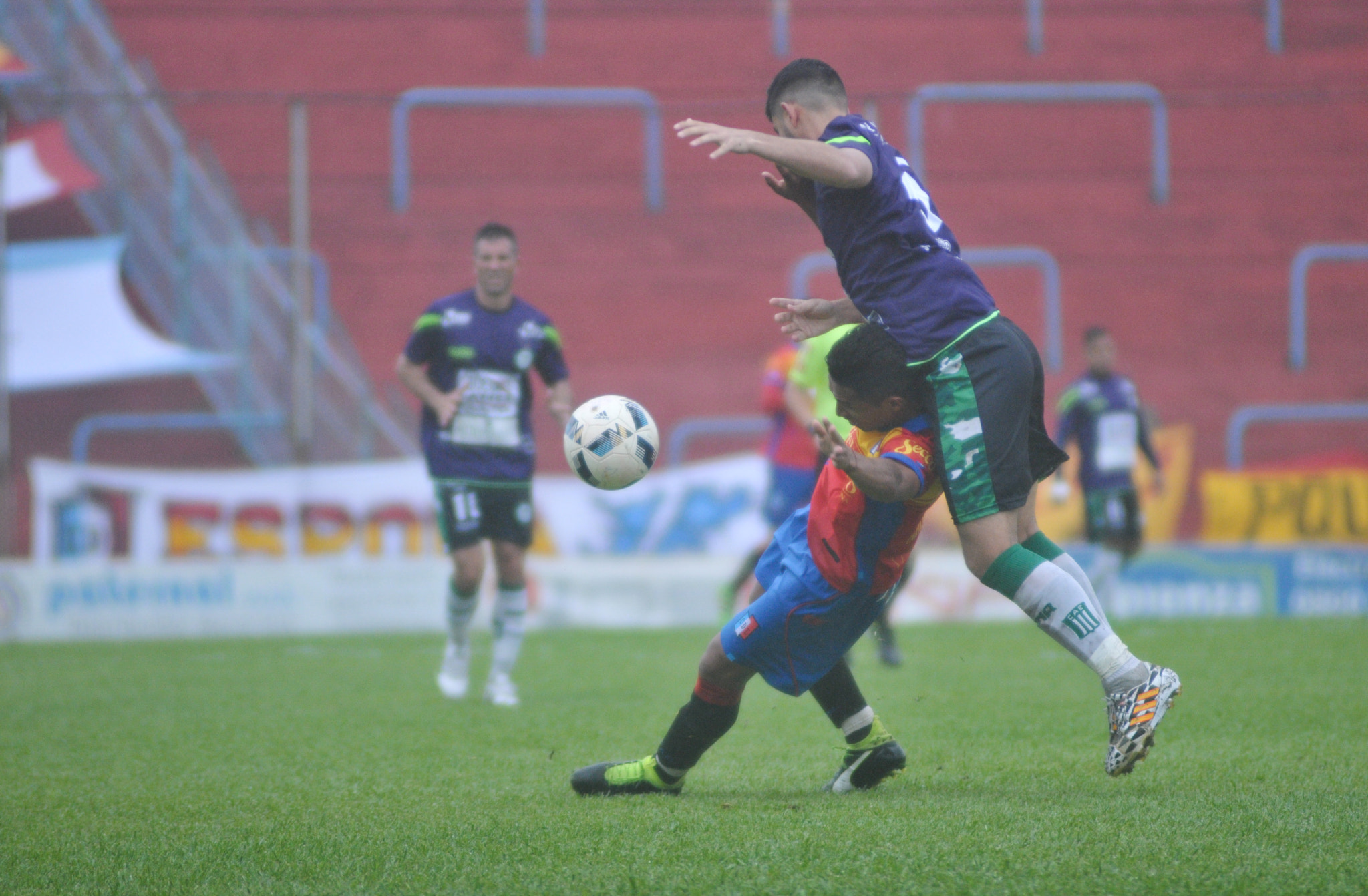 AF Zoom-Nikkor 80-200mm f/2.8 ED sample photo. Español vs excursionistas photography