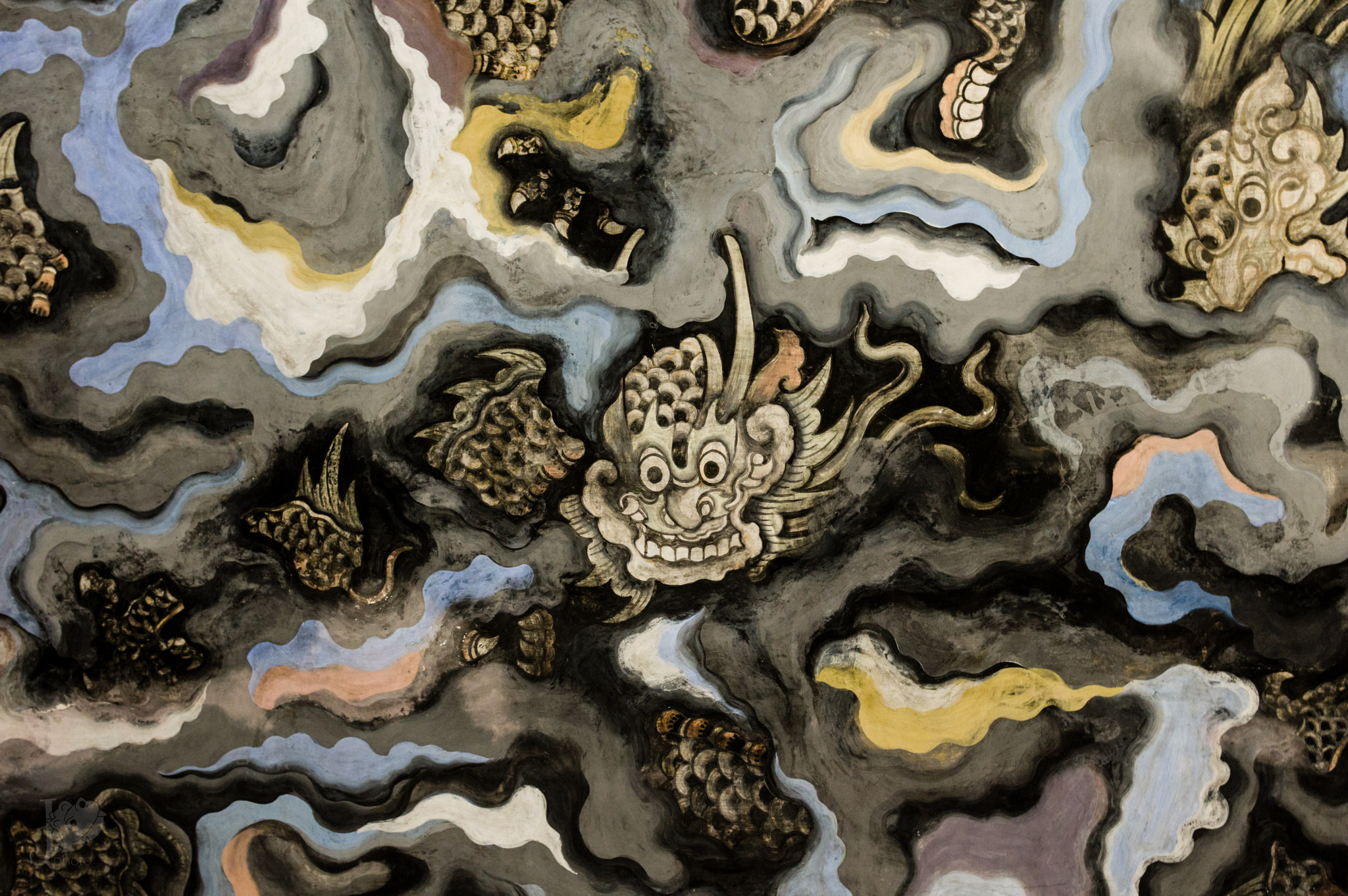 Pentax smc DA 18-55mm F3.5-5.6 AL WR sample photo. Dragon surrounded by clouds on the ceiling of the dinh thien palace photography