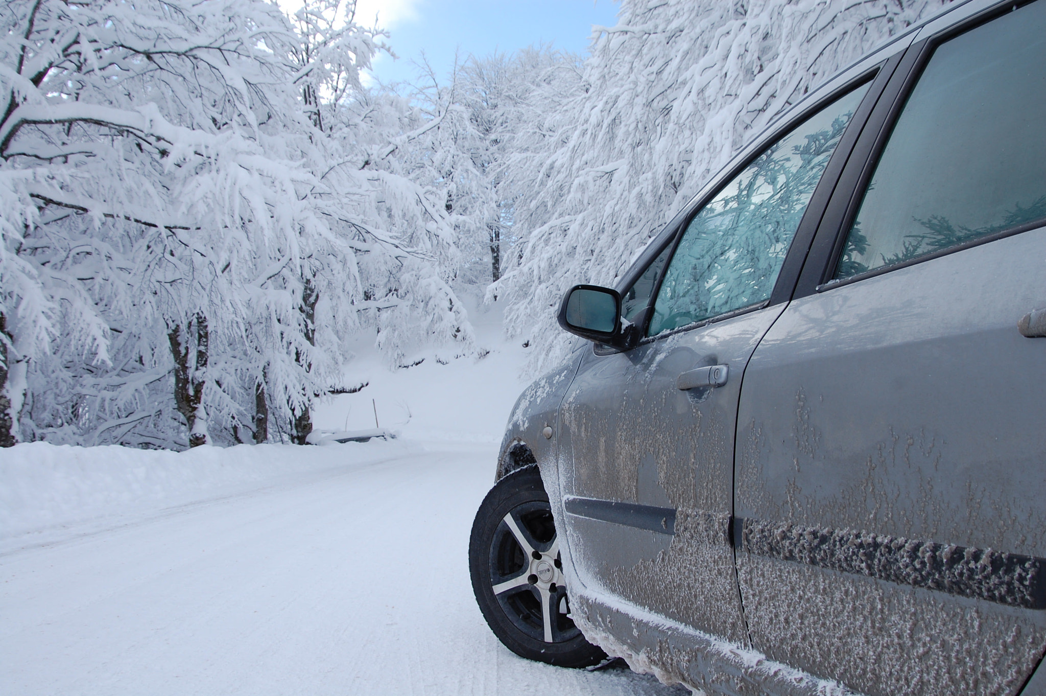 Nikon D40 sample photo. Car in the snow photography