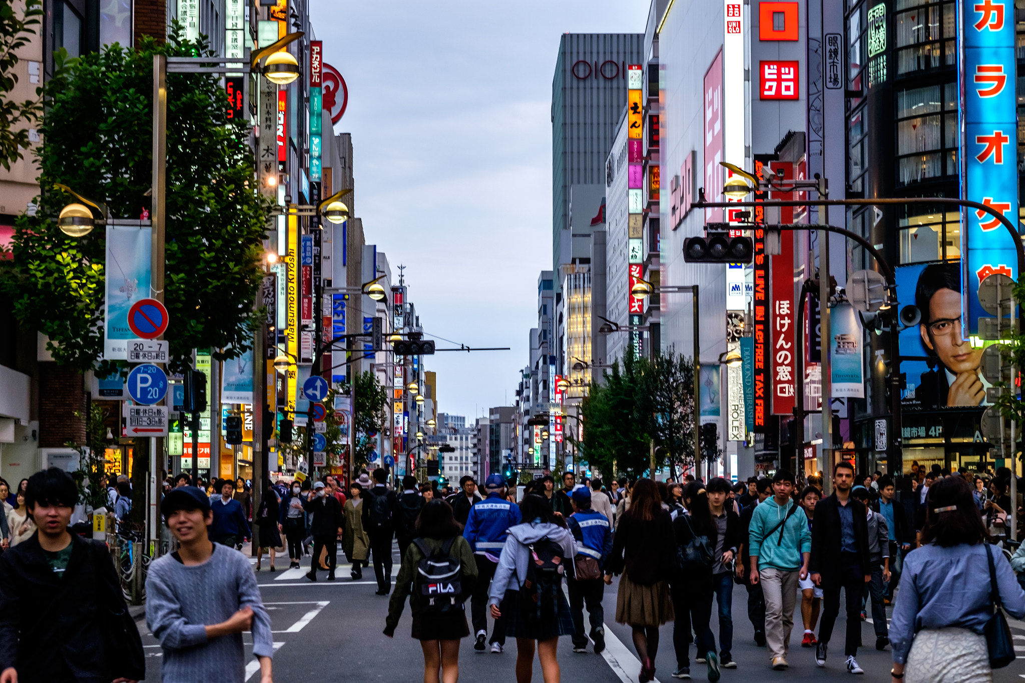 Fujifilm X-T1 + Fujifilm XF 56mm F1.2 R APD sample photo. Shinjyuku walking street photography