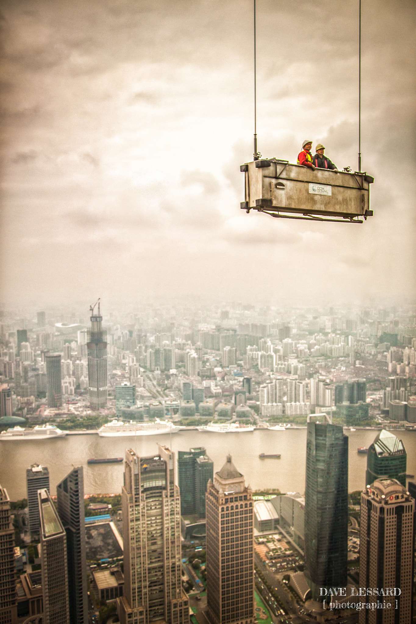 Sigma 18-35mm f/1.8 DC HSM sample photo. Workers over shanghai photography
