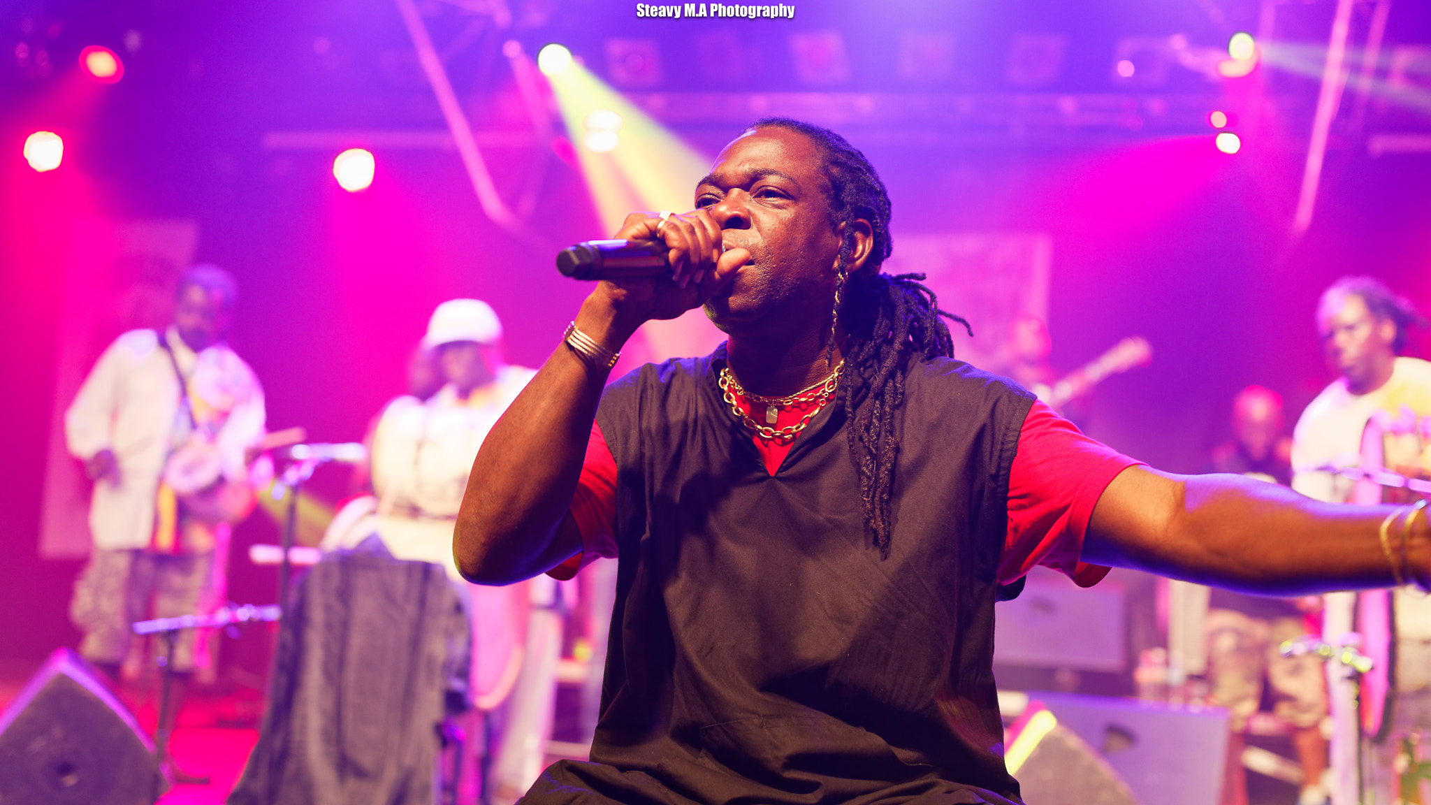 Canon EF 35mm F1.4L II USM sample photo. Deep in the live photography