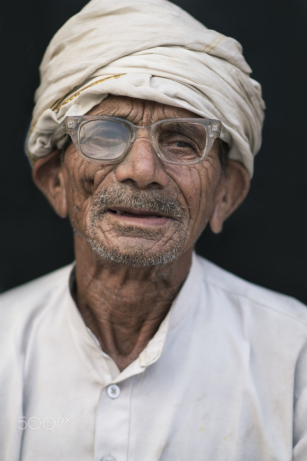 Nikon D5500 + Nikon AF-S Nikkor 85mm F1.8G sample photo. Old man from india. photography