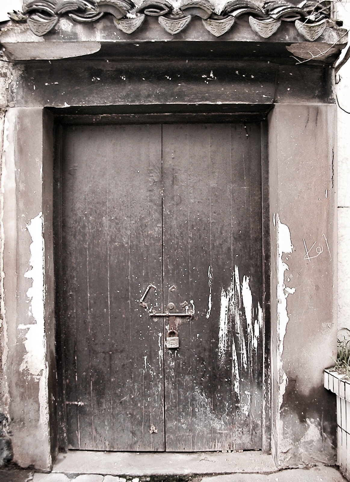 Nikon E2500 sample photo. The door (old suzhou shot in 2002)... @h@ photography