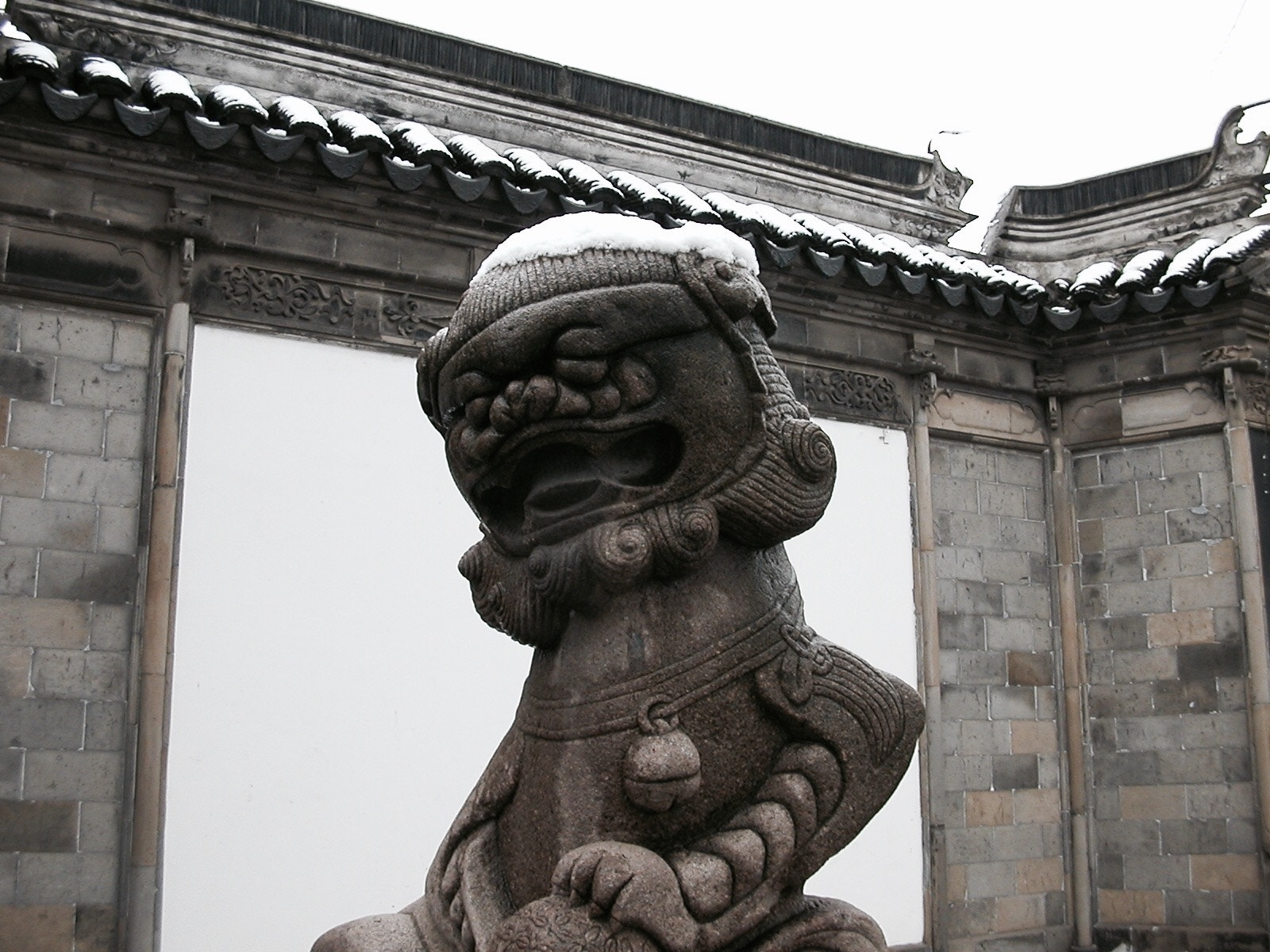 Nikon E2500 sample photo. White hat (old suzhou i photoed in 2002)... @h@ photography