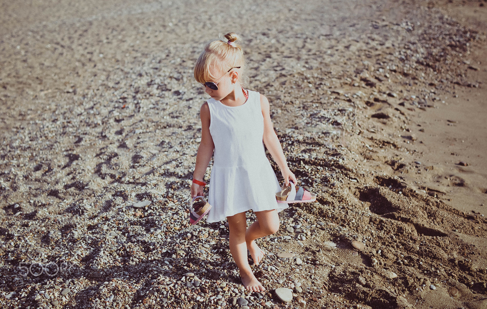 Nikon D7100 + AF-S DX Zoom-Nikkor 18-55mm f/3.5-5.6G ED sample photo. Little girl walking on the beach photography