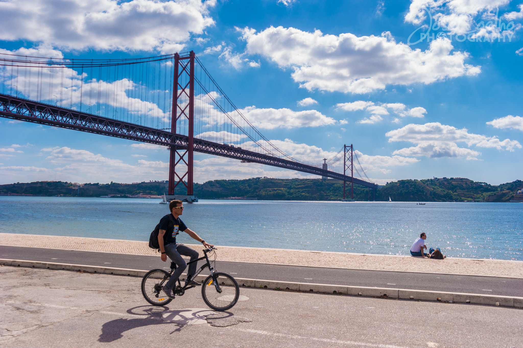 Samsung NX500 + Samsung NX 18-55mm F3.5-5.6 OIS sample photo. Relaxing and admiring the view near the tagus river photography