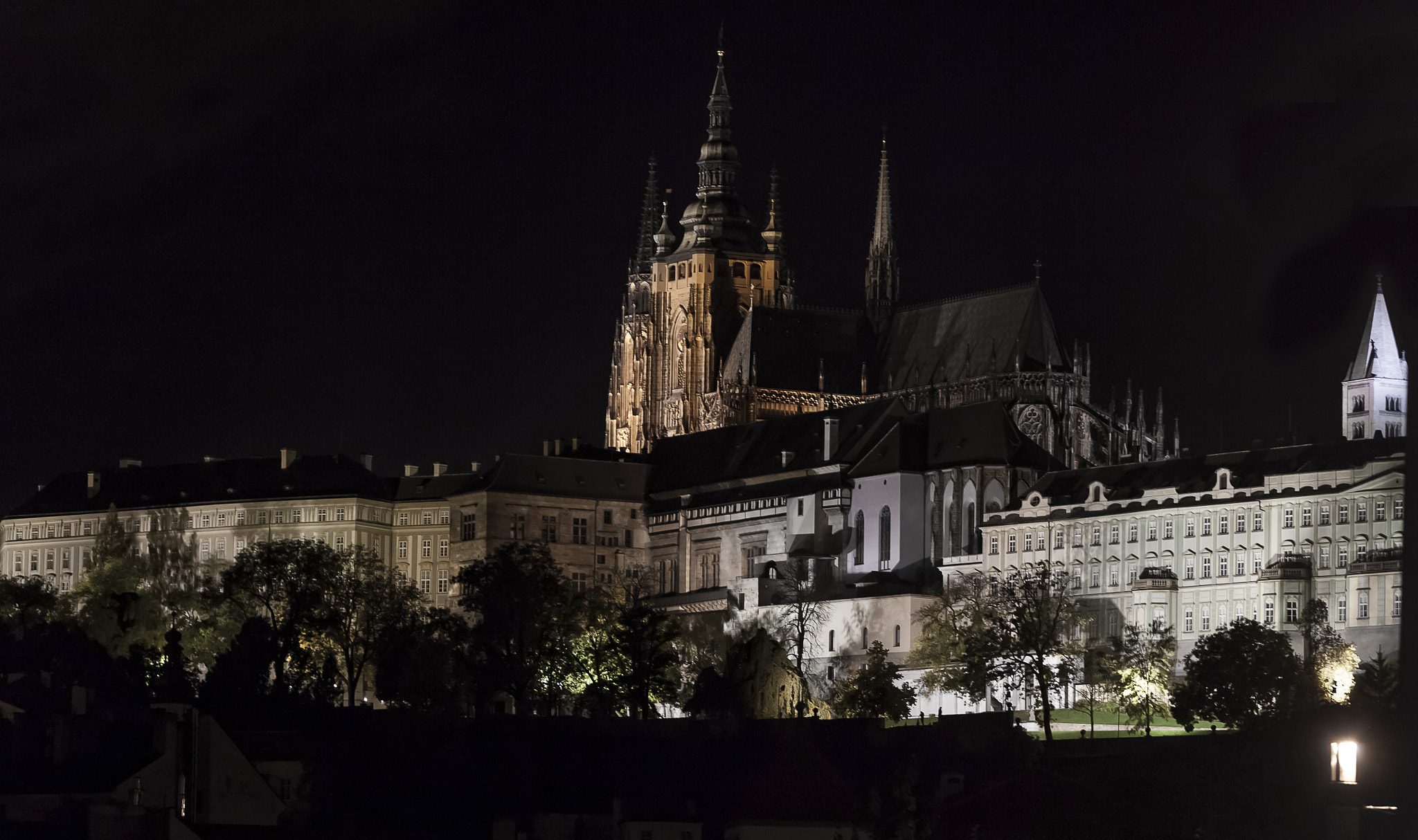 Canon EOS-1Ds Mark II + Canon EF 70-200mm F2.8L IS USM sample photo. Prague castle photography