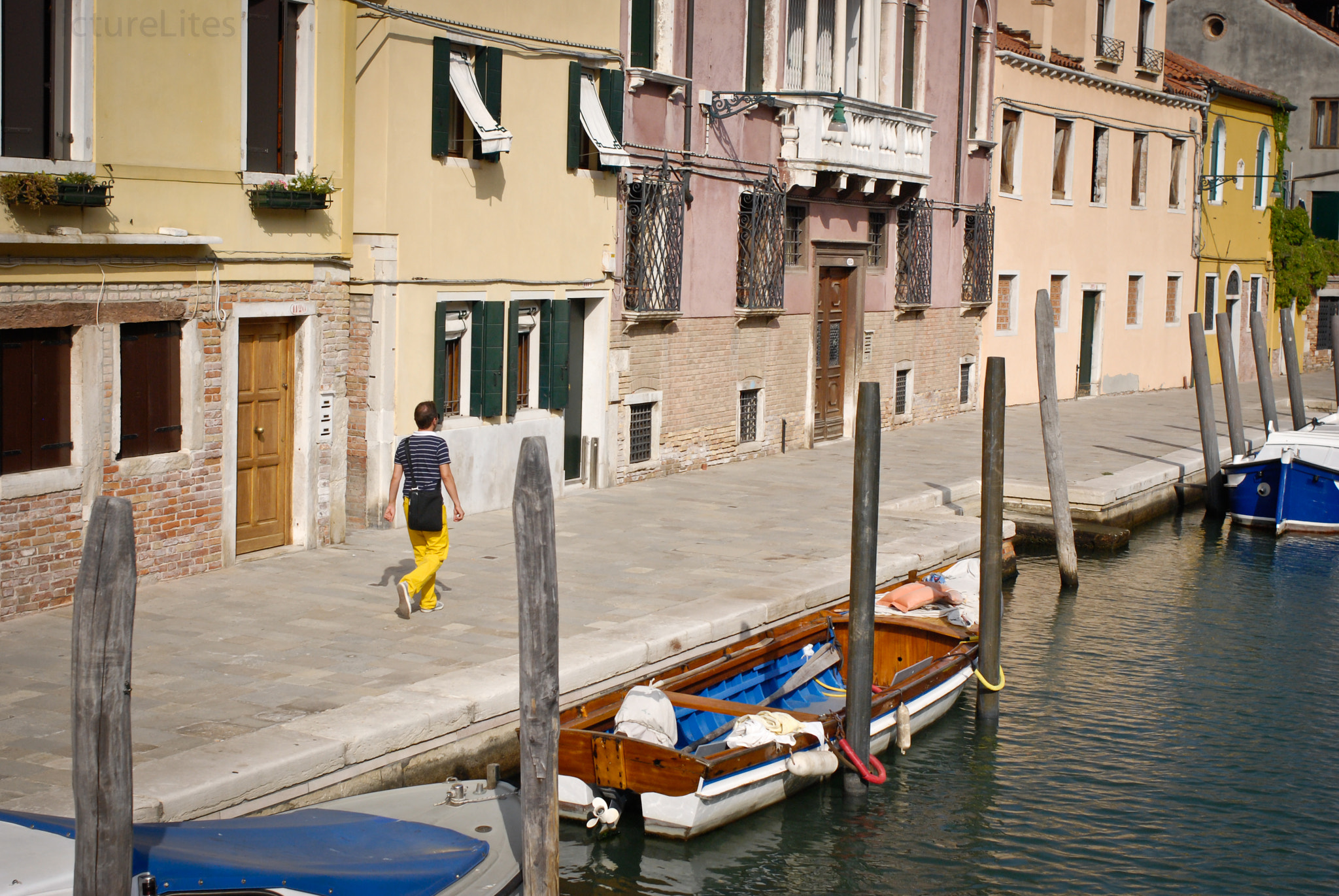 Nikon D80 + Nikon AF Nikkor 35mm F2D sample photo. Venice colours photography