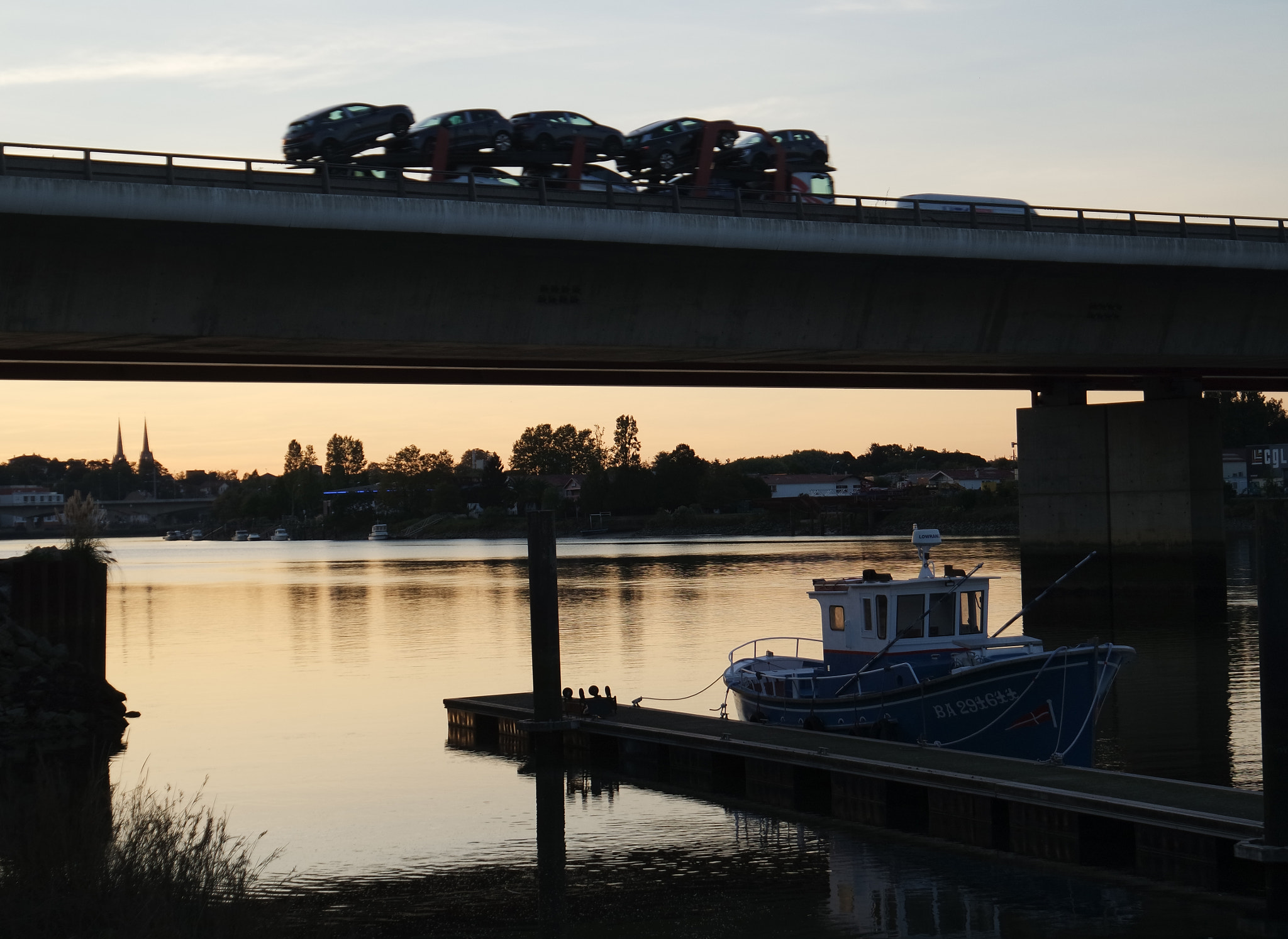 Samsung NX 16-50mm F3.5-5.6 Power Zoom ED OIS sample photo. Entre camion et bateau photography