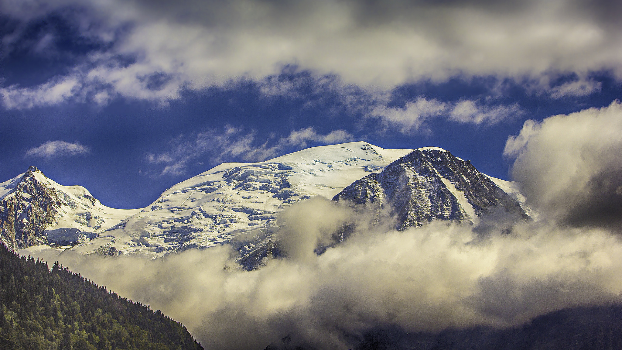 Canon EOS 550D (EOS Rebel T2i / EOS Kiss X4) + Canon EF 70-300mm F4-5.6L IS USM sample photo. Alpes entre deux nuages....le mont blanc. photography
