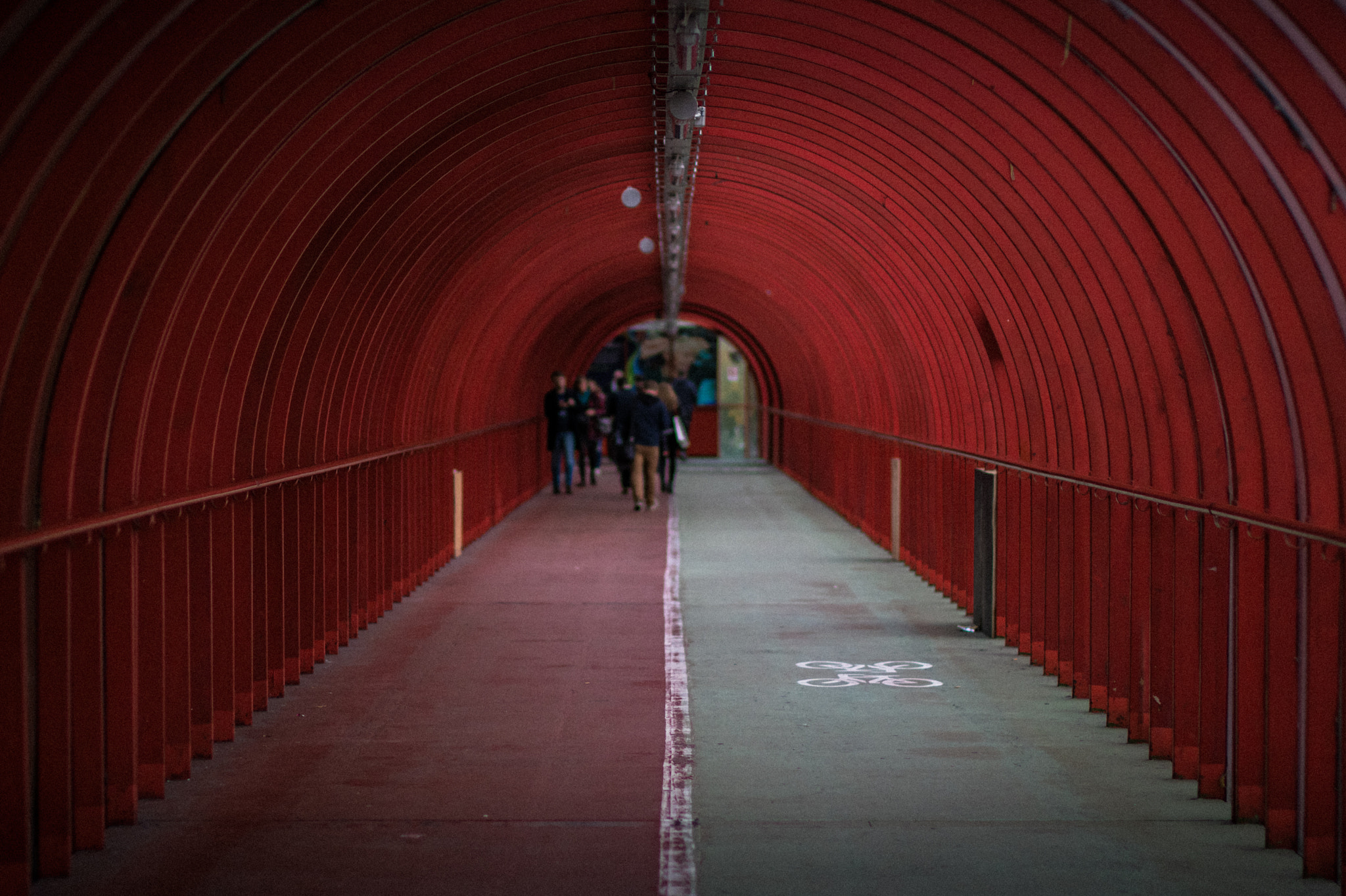 Canon EOS 750D (EOS Rebel T6i / EOS Kiss X8i) + Canon EF 85mm F1.8 USM sample photo. Painting glasgow red... photography