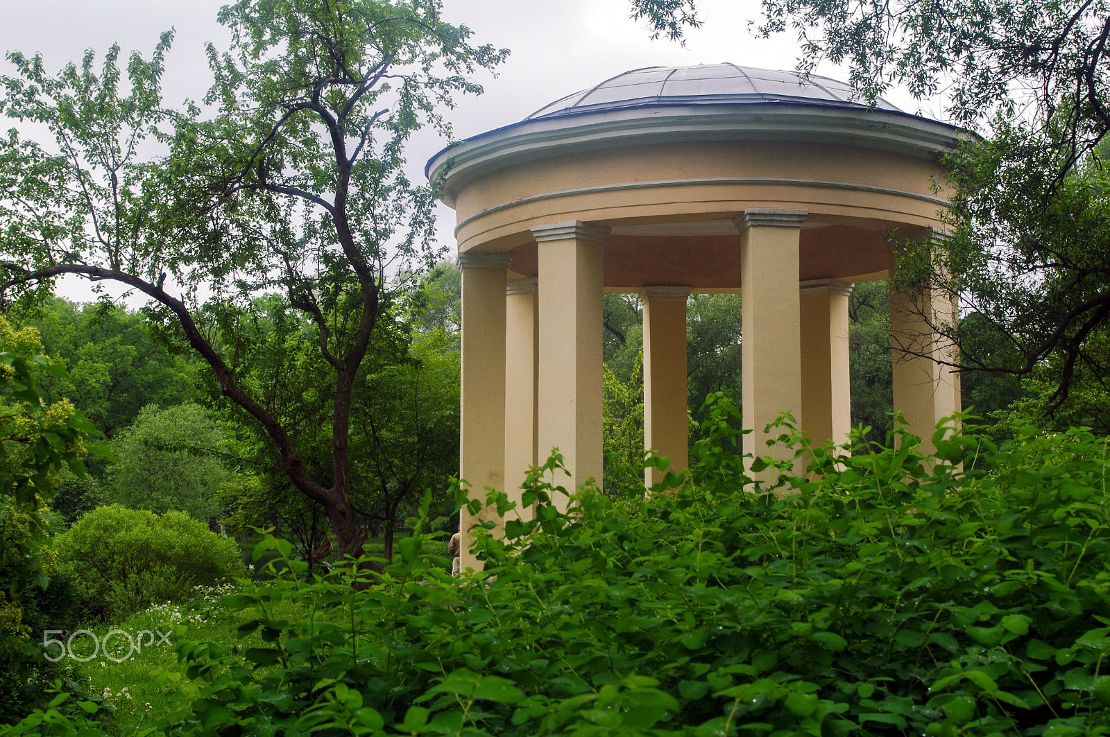 Pentax K-7 + smc PENTAX-DA L 18-55mm F3.5-5.6 sample photo. Round pavillon in park ekateringof, st. petersburg surrounded by photography