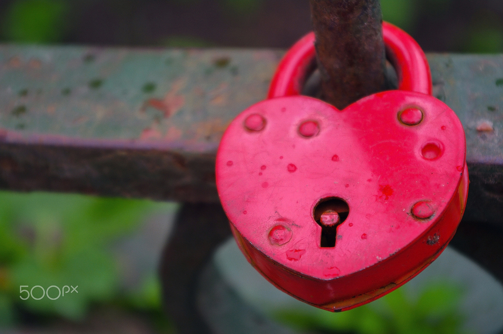 Pentax K-7 sample photo. Beautiful red heart-shaped padlock locked on iron chain photography