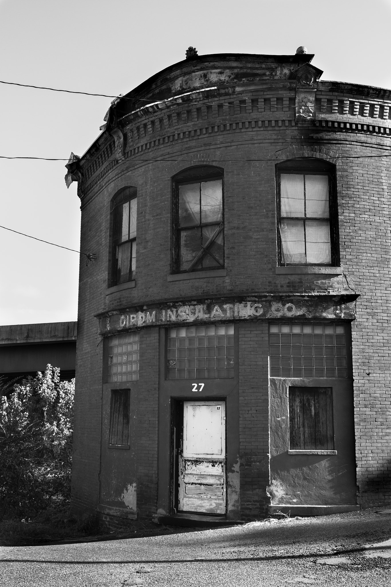 Canon EOS 700D (EOS Rebel T5i / EOS Kiss X7i) + Canon EF 17-40mm F4L USM sample photo. Forgotten storefront. photography