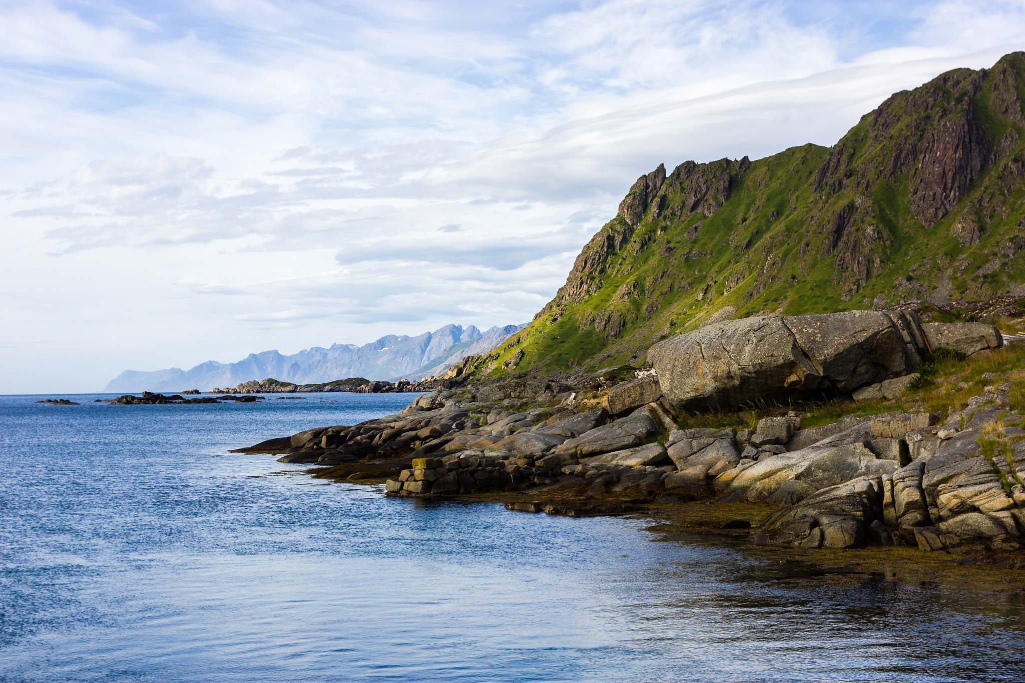 Canon EOS 550D (EOS Rebel T2i / EOS Kiss X4) + Canon EF 35mm F2 IS USM sample photo. Lofoten photography