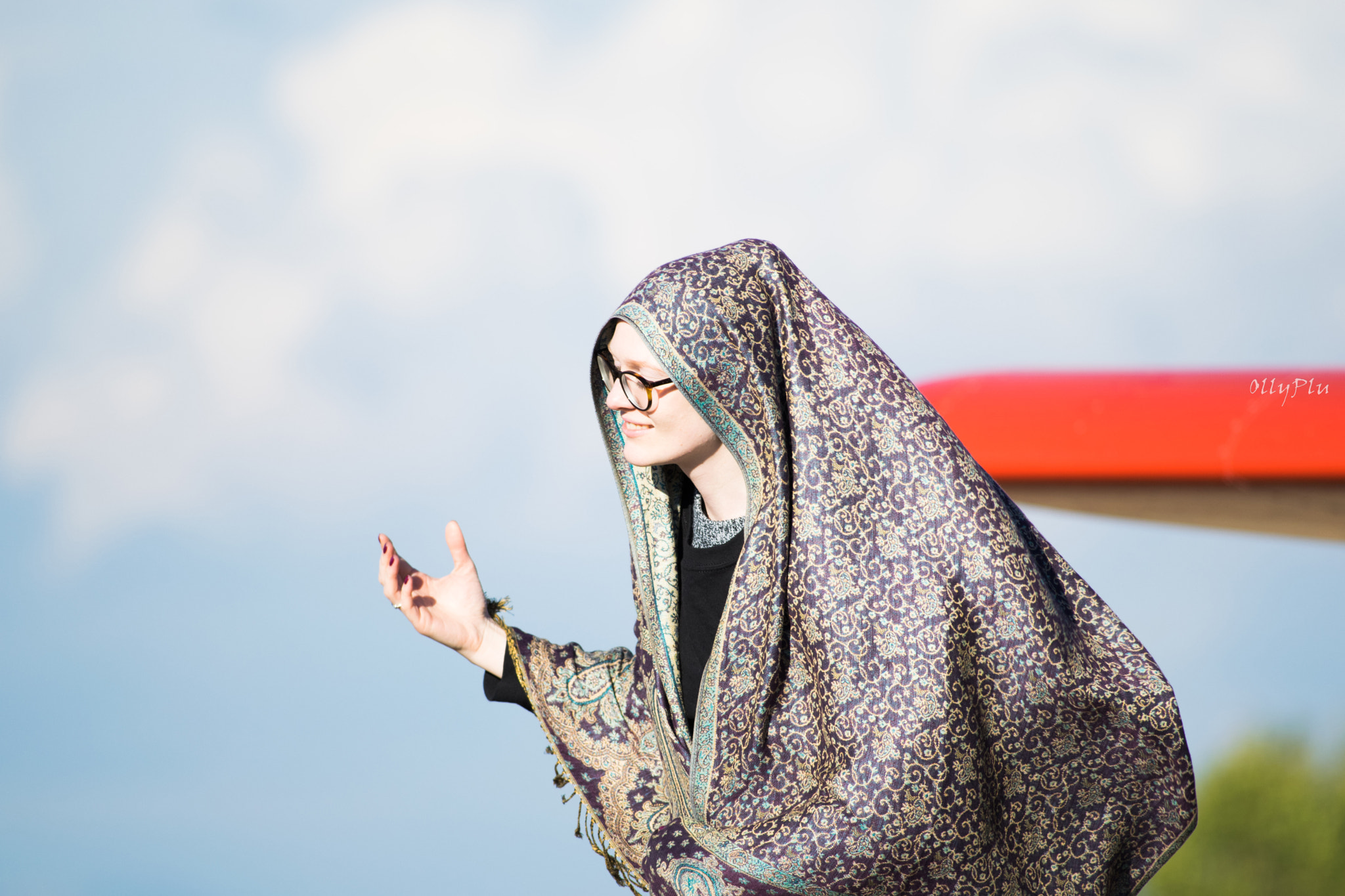 Sigma 80-400mm F4.5-5.6 EX OS sample photo. Woman with the shawl photography