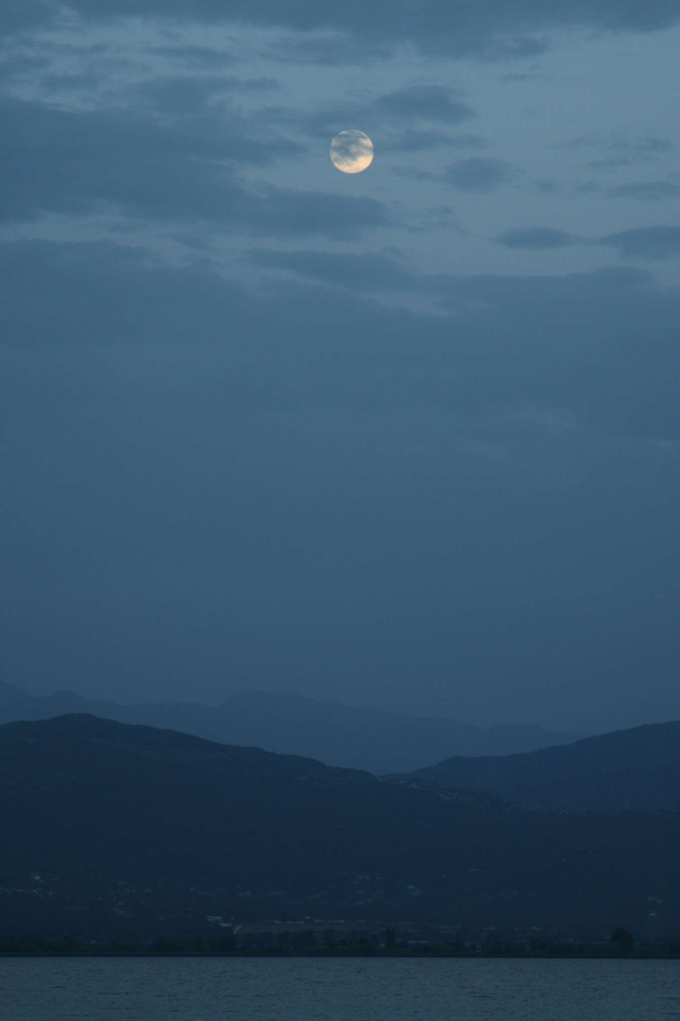 Canon EOS 400D (EOS Digital Rebel XTi / EOS Kiss Digital X) sample photo. Moon over lake and mountains photography