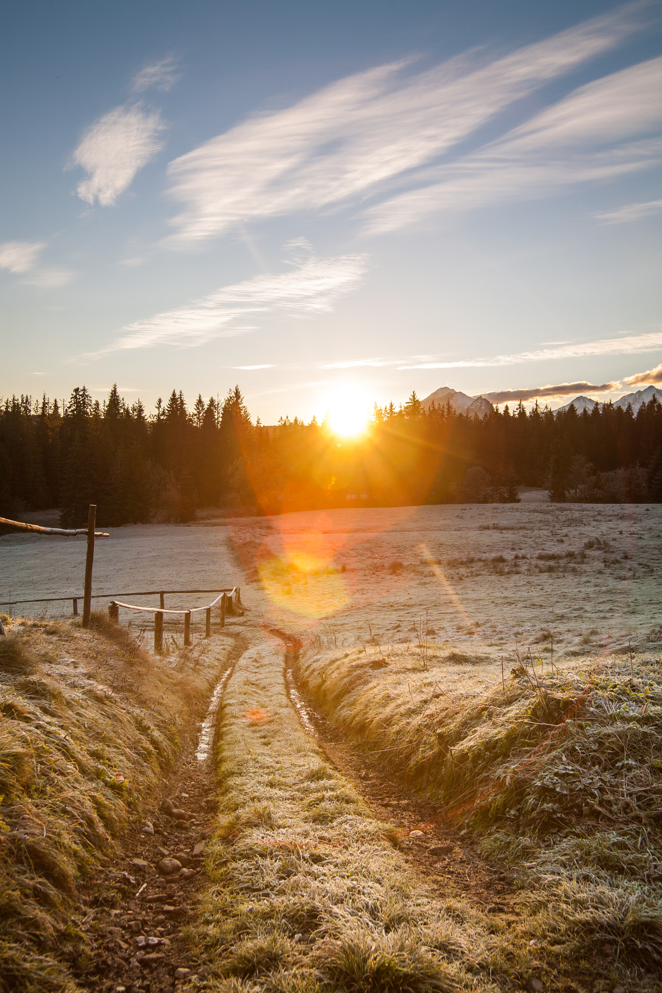 Canon EOS 5D sample photo. Frosty sunrise in the mountains. photography