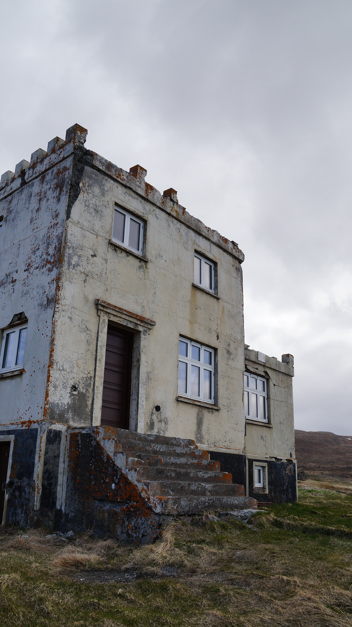 Sony DT 18-135mm F3.5-5.6 SAM sample photo. Abandoned house iceland photography