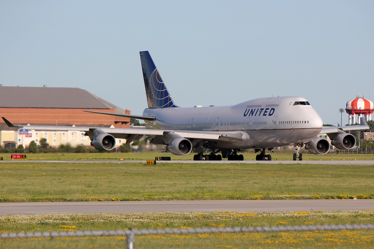 Canon EOS 550D (EOS Rebel T2i / EOS Kiss X4) sample photo. United airlines 747-400 photography