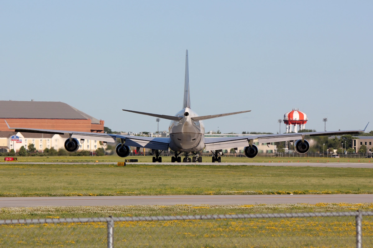 Canon EOS 550D (EOS Rebel T2i / EOS Kiss X4) sample photo. United airlines 747-400 photography