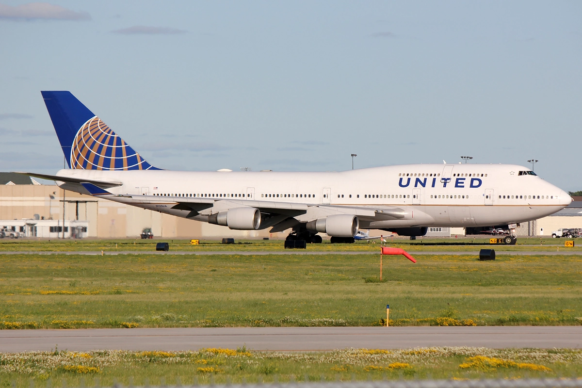 Canon EOS 550D (EOS Rebel T2i / EOS Kiss X4) sample photo. United airlines 747-400 photography