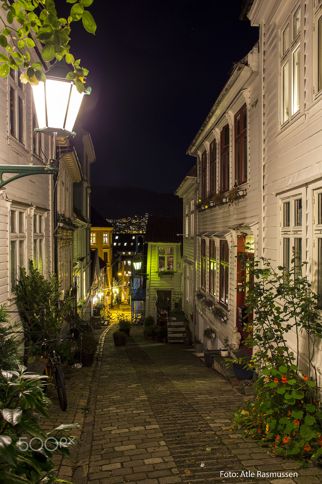 Canon EF 28mm F2.8 IS USM sample photo. Narrow streets photography