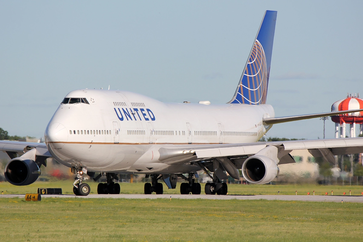 Canon EOS 550D (EOS Rebel T2i / EOS Kiss X4) sample photo. United airlines 747-400 photography