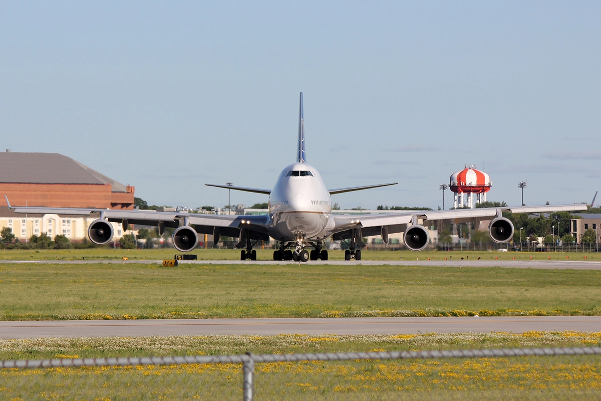 Canon EOS 550D (EOS Rebel T2i / EOS Kiss X4) sample photo. United airlines 747-400 photography