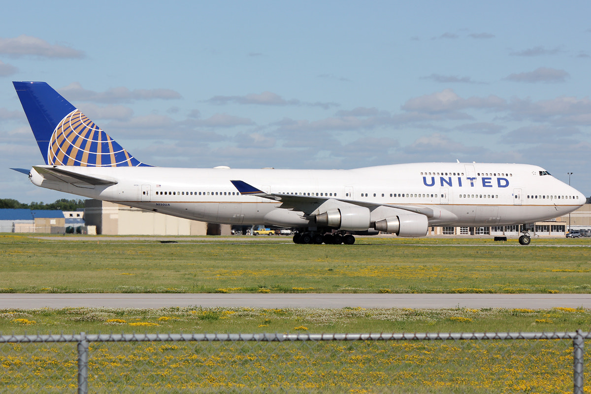 Canon EOS 550D (EOS Rebel T2i / EOS Kiss X4) sample photo. United airlines 747-400 photography